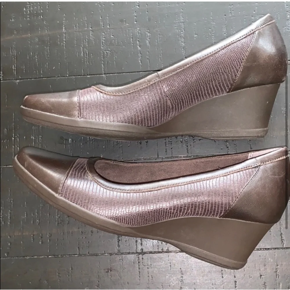 Excellent Preowned Clark’s Wedge loafers Size 10M.